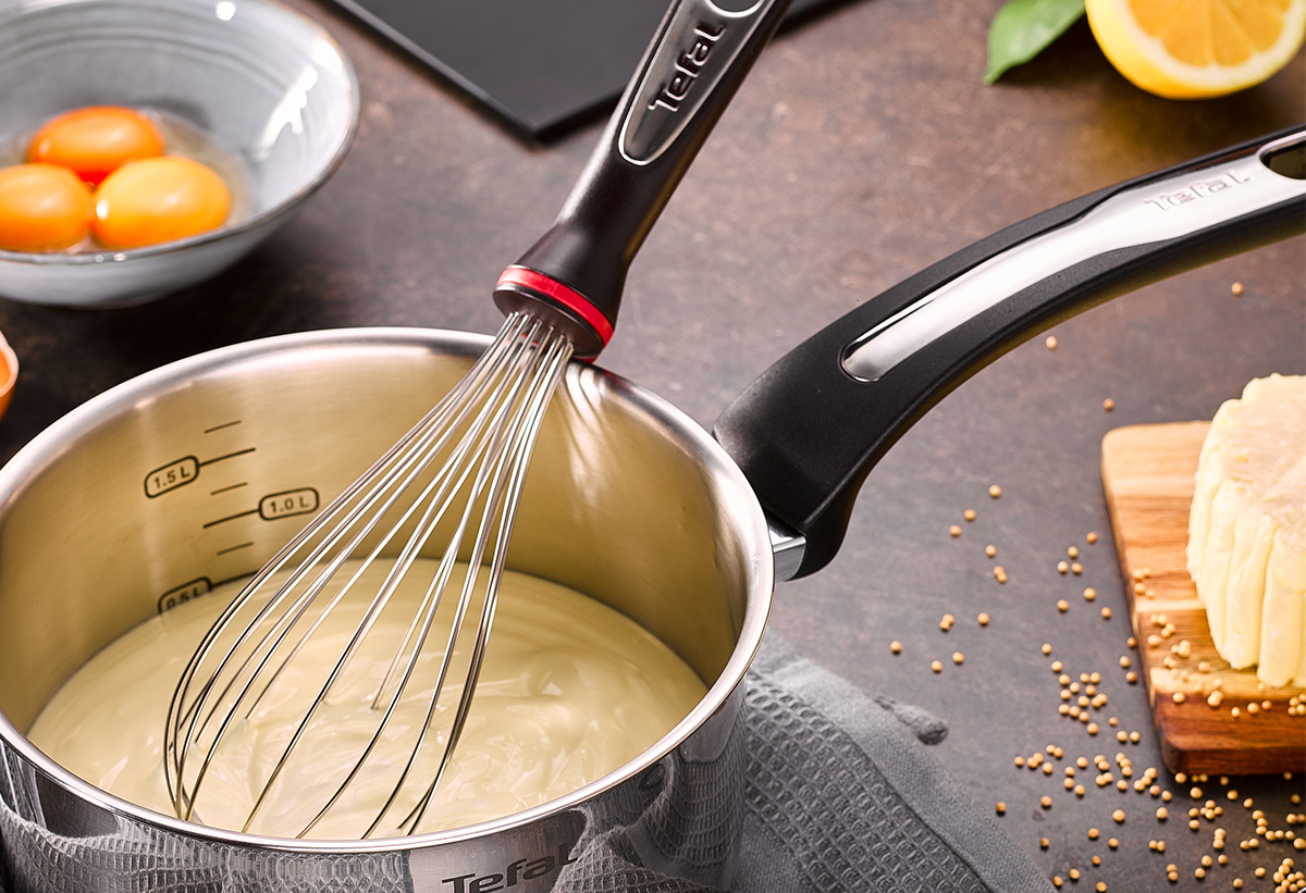 Απεικονίζεται από κοντινή λήψη η λαβή της κατσαρόλας.